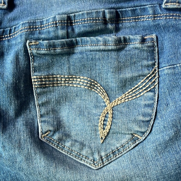 Junior’s YMI Jean Shorts - Picture 6 of 7